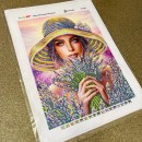 Дівчина з лавандою